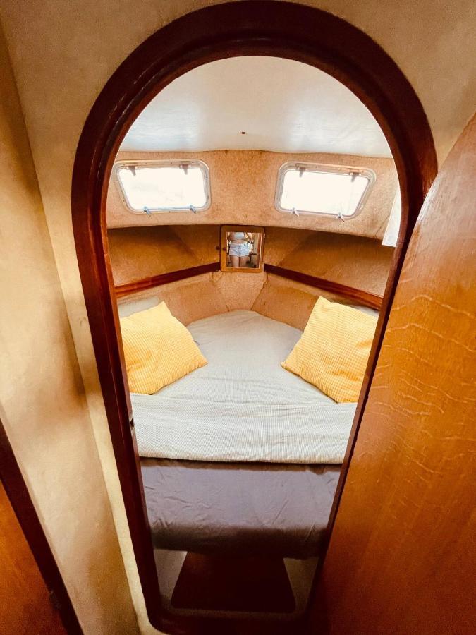 Stylish 80'S Fishing Boat Hotell Sant Adrià de Besòs Exteriör bild