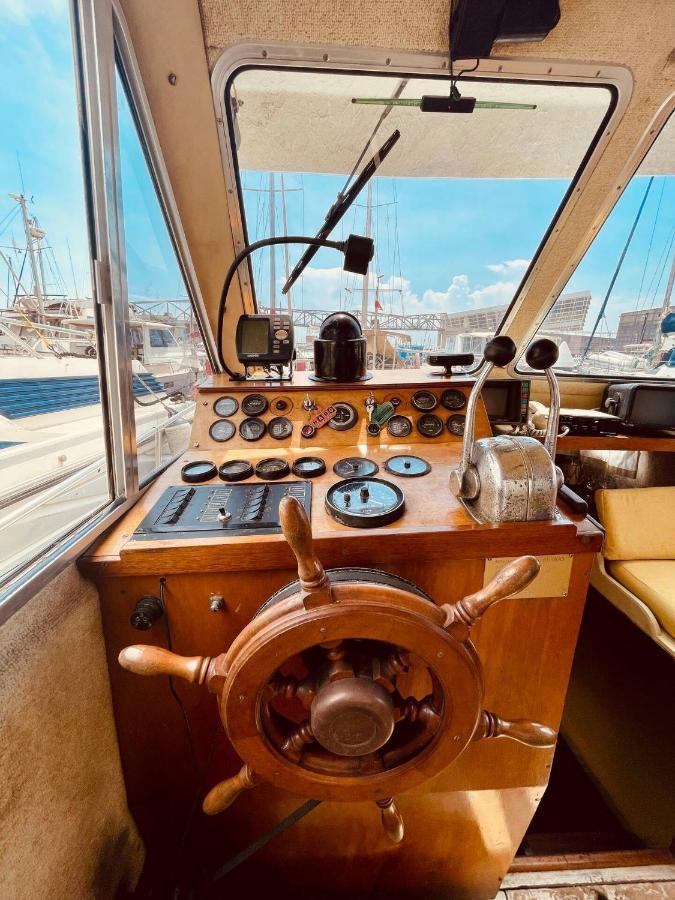 Stylish 80'S Fishing Boat Hotell Sant Adrià de Besòs Exteriör bild