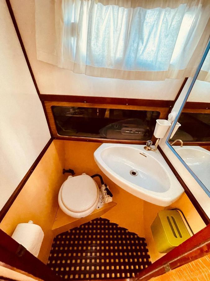 Stylish 80'S Fishing Boat Hotell Sant Adrià de Besòs Exteriör bild